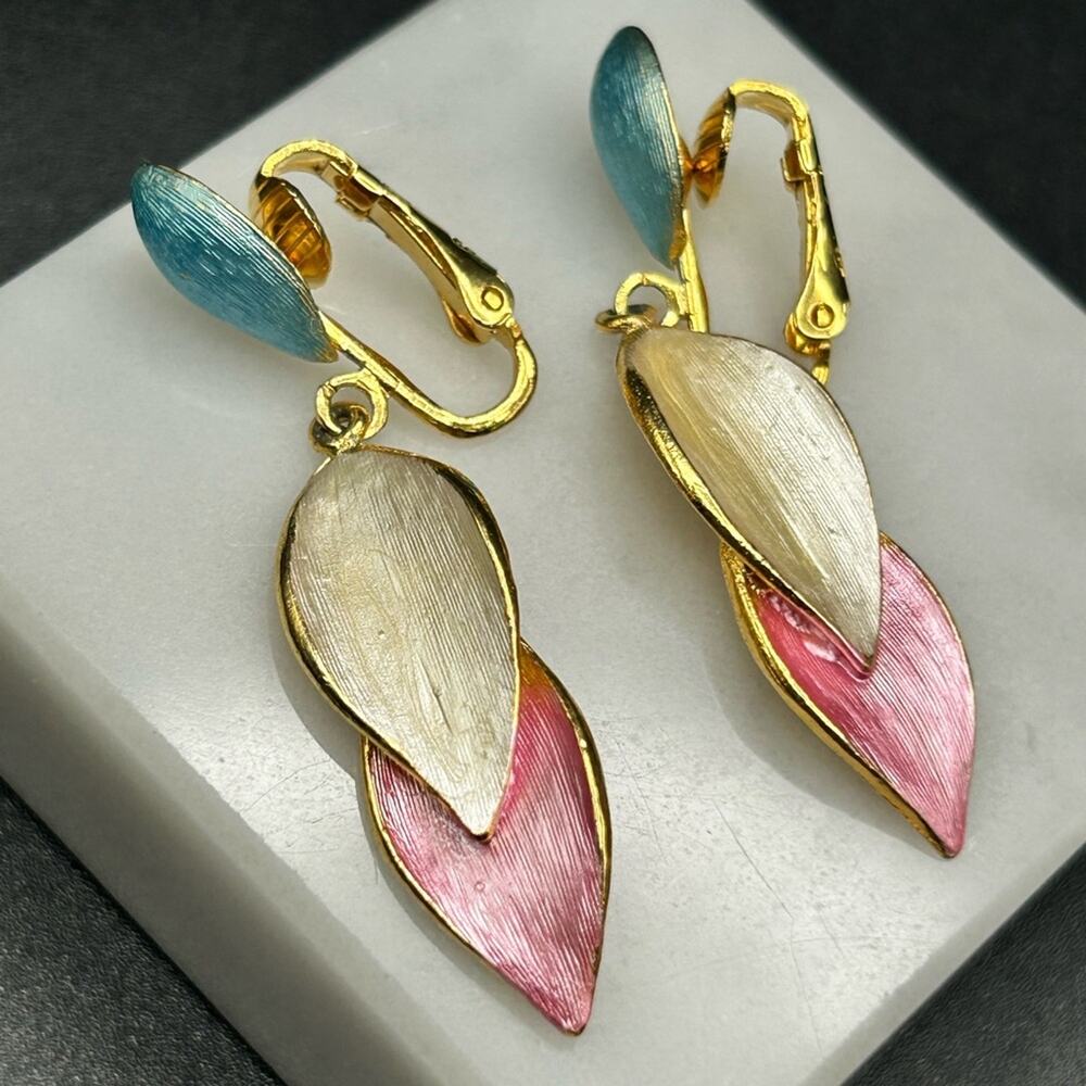 L0098 Park Lane Clip On Earrings pink cream light blue gold tone 1 3/4”